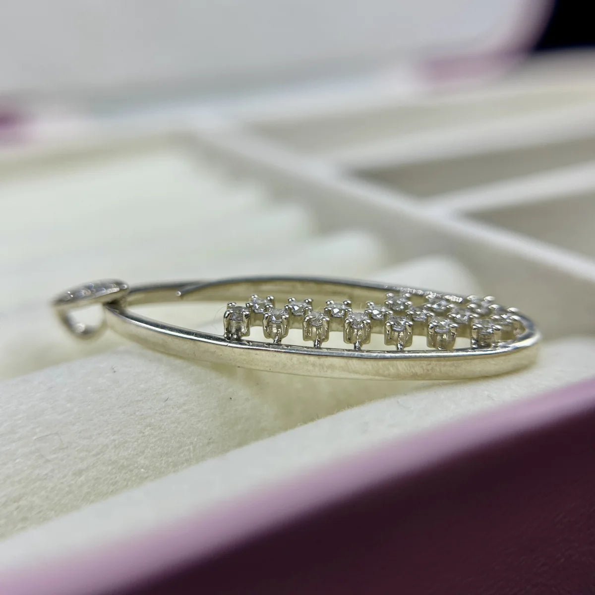 Minimal Oval Pendant