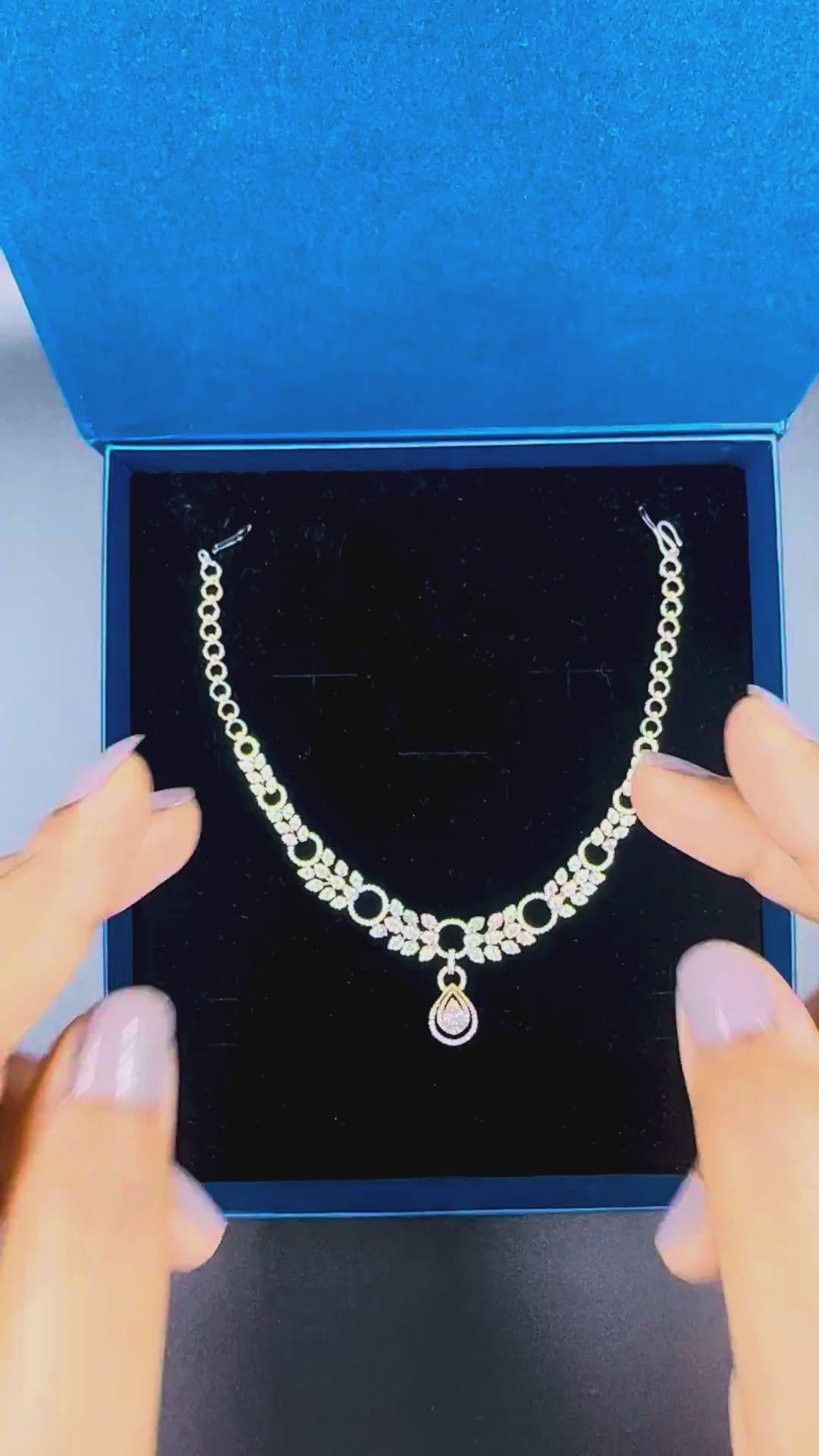 Aurielle Halo Pendant Necklace - Product Video